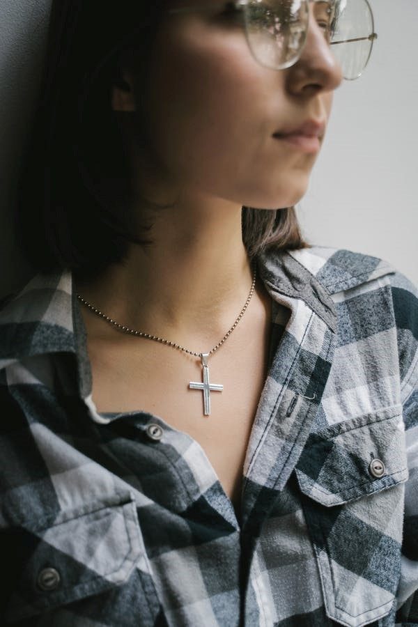 Le pendentif croix, signe ostensible religieux ou simple bijou ?